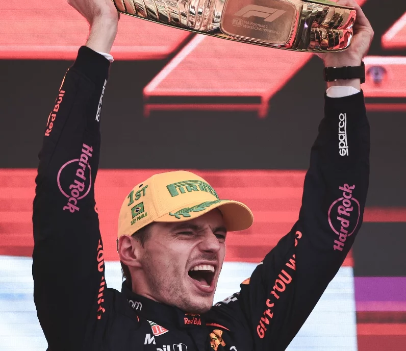 Max Verstappen celebra su triunfo en Sao Paulo, Brasil.
