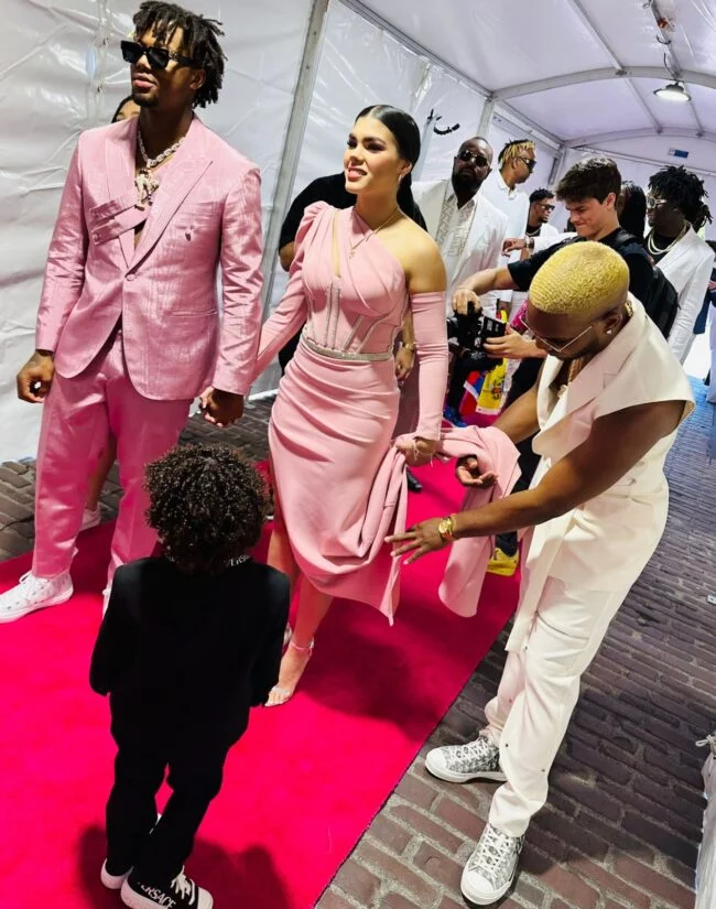 Rodney acompaña al venezolano Ronald Acuña junto a su esposa e hijo en la alfombra roja de 2023.