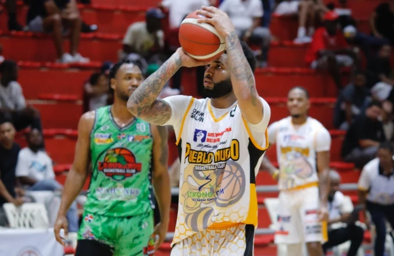 Brandone Francis   hace ofensiva para Avispones.  externa
