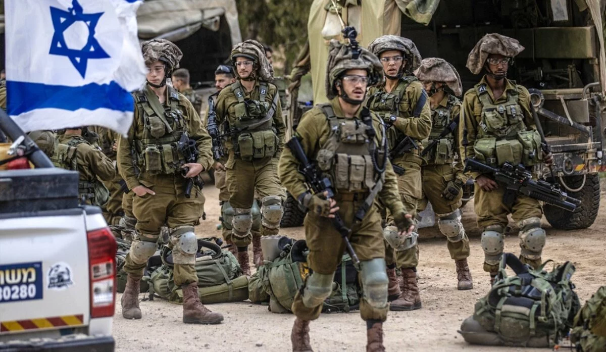 Las tropas del ejército de Israel se mantienen desplegadas y vigilantes en el sur del Líbamo.
