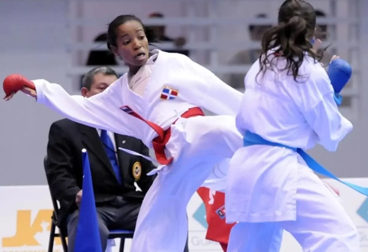 Ana Villanueva en acción con la selección  nacional  en uno de tantos eventos en que representó con éxito  al país.  archivo