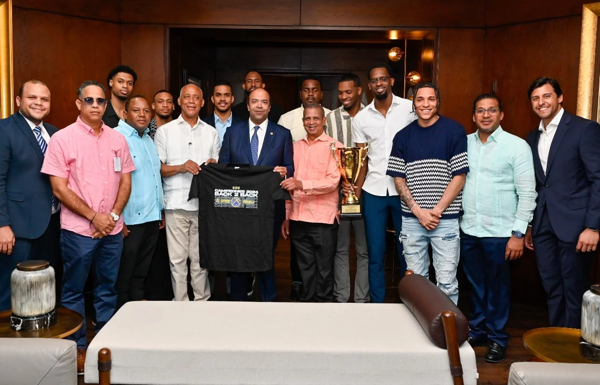 Samuel Pereyra, presidente ejecutivo de Banreservas, junto  al equipo del  Mauricio Báez.