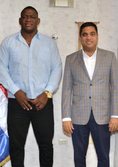El ministro Kelvin Cruz junto al luchador  Mijaín López.