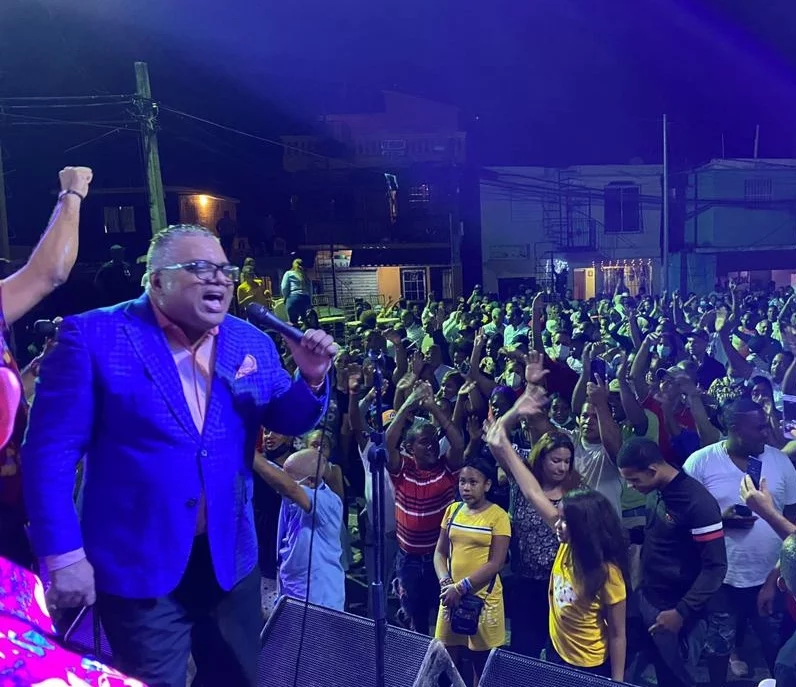 El merenguero Pochy Familia en una presentación.