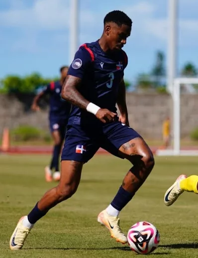 Jugador dominicano en plena faena en la Copa de Naciones.