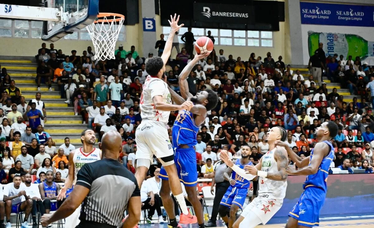 Emmitt Williams, del Mauricio Báez, ejecuta la ofensiva ante de defensa de Bameso.