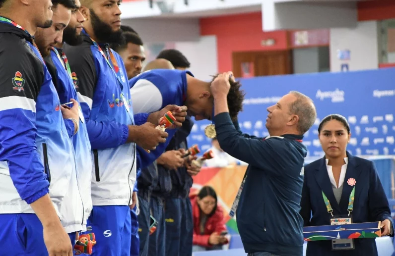 Garibaldy Bautista premia equipo dominicano. externa