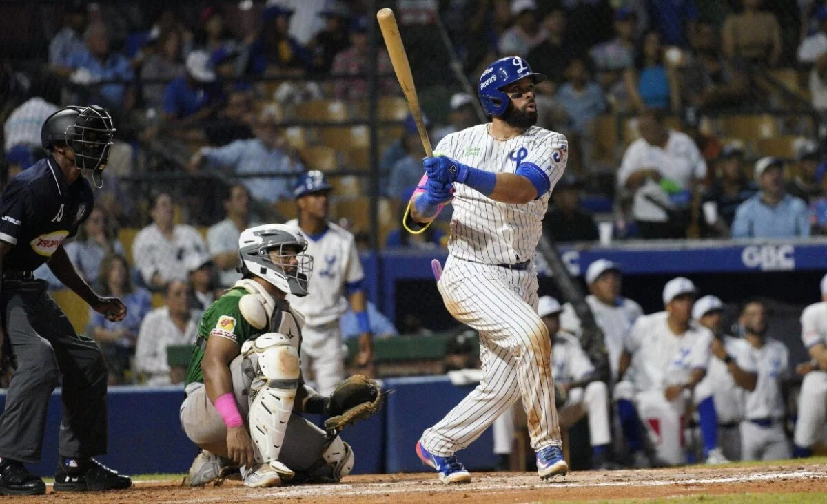 Michael de la Cruz observa la bola del jonrón que le conectó a Robinson Piña.   Manolito Jiménez.