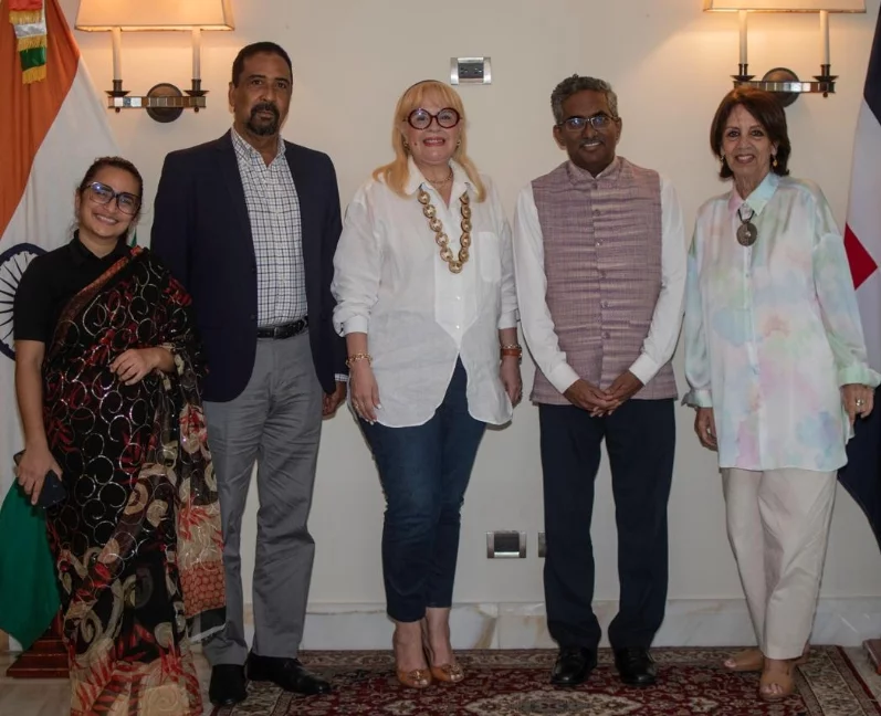 El embajador de la India, Ramu  Abbagani, y la señora Hina  Usmani, jefa de Información de la legación  diplomática, junto a integrantes de Fundac.