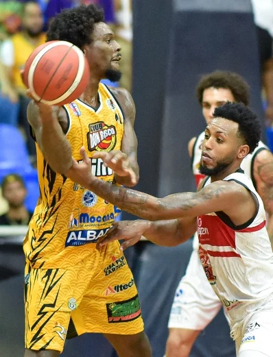 Emmitt Williams de Don Bosco  intenta hacer ofensiva.