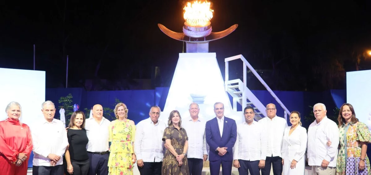 El presidente   Luis Abinader junto a  miembros de la fundación Juan Ulises García Saleta.  Le acompañan,  Luis Mejía Oviedo, Kelvin Cruz y José Joaquín Puello.  Olga de la Cruz