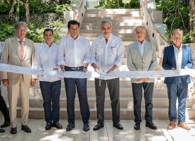 Luis Abinader y David Collado, al centro, cortan la cinta junto a ejecutivos del hotel.