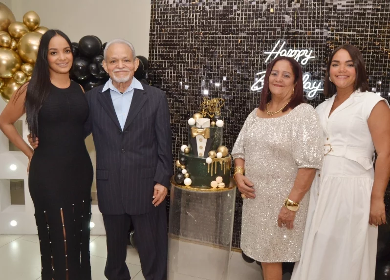 Rocío Antonio, Bienvenido Rafael Antonio Ángeles, Rossy Peña de Antonio y Elizabeth Antonio.
