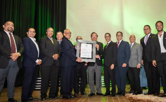Los amigos ‘La Peñita’ entregan el reconocimientos a don Pablo Grullón.