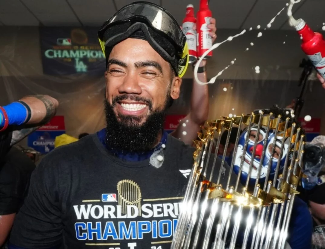 Teóscar Hernández festeja con el trofeo de campeón de los Dodgers de Los Ángeles.  Ap