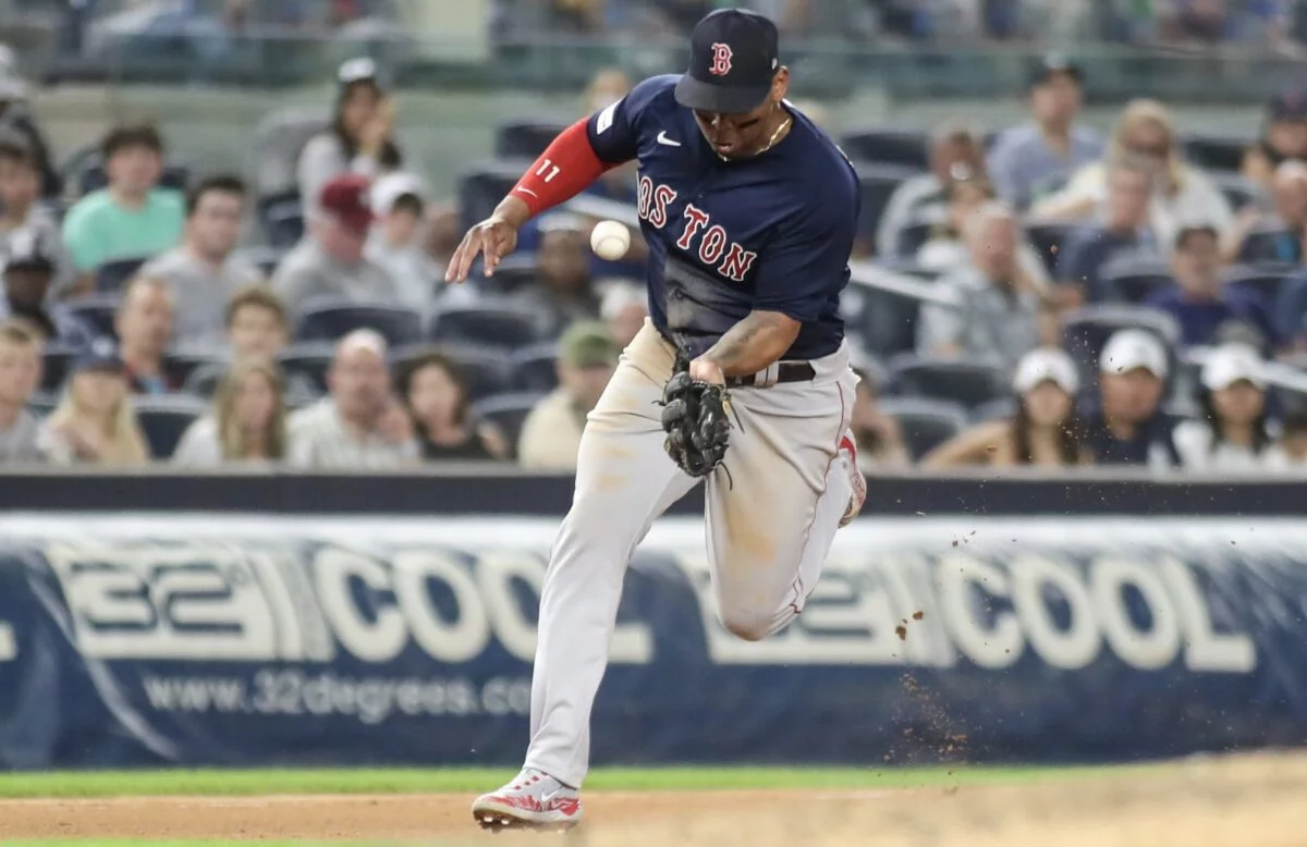 El dominicano Rafael Devers, de los Medias Rojas, no ha llenado las expectativas como defensor de la antesala.  Ap