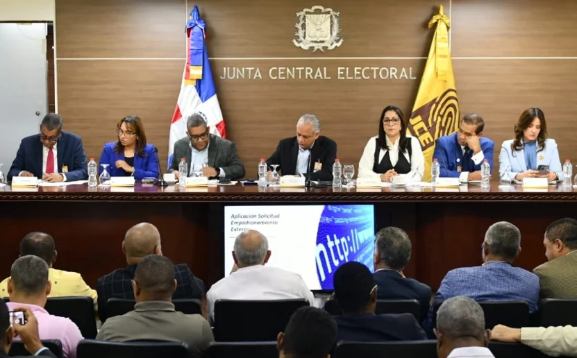 La JCE se reunió ayer con representantes de los partidos.