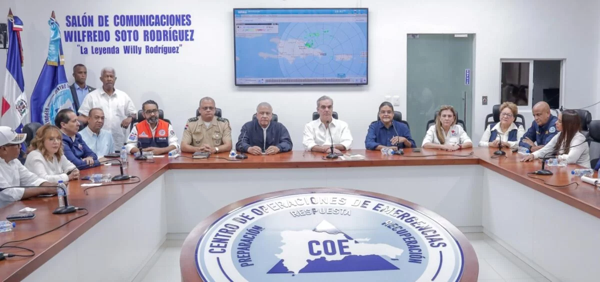 Las autoridades durante su reunión de prevención en el COE, encabezada por el presidente Luis Abinader.  Fuente Externa.