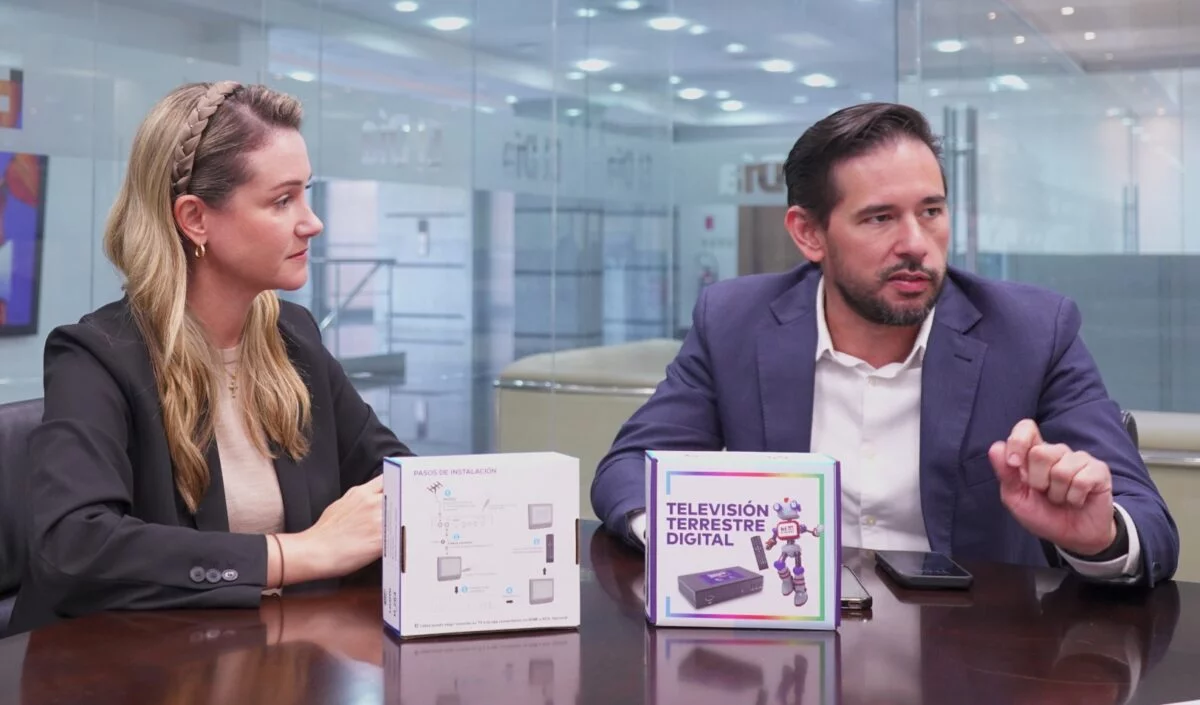 Carolina García Reyes y Jorge Roques  explican  función  de los   dispositivos con sus instructivos  en cajas.  FOTO Lesly Benitez.