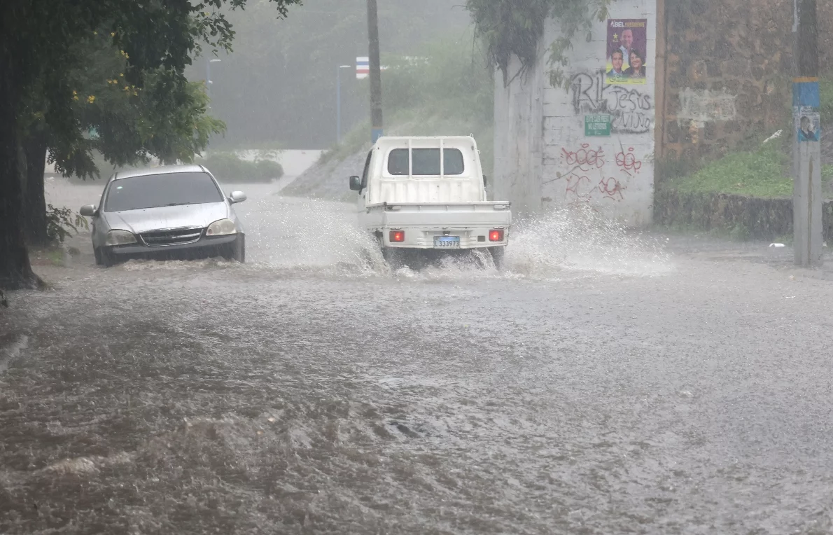 Lluvias intensas causan inundaciones en varios sectores por efecto de una vaguada