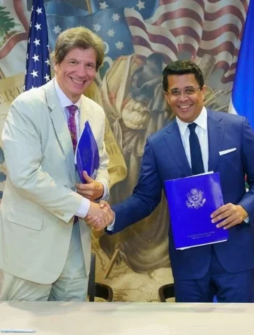 José W. Fernández y David Collado   firman convenio.