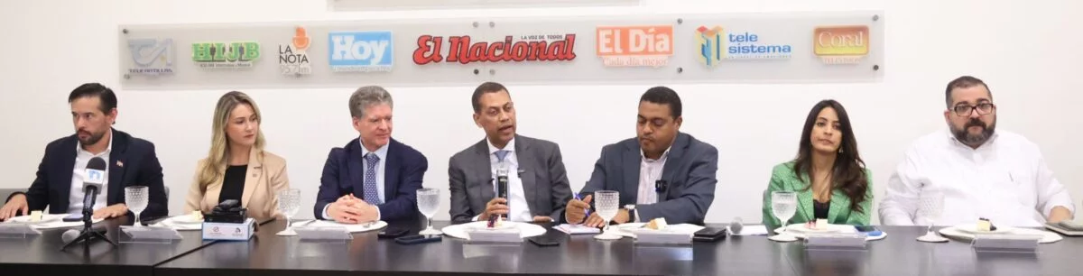 Gómez Mazara estuvo acompañado de los directores Jorge Roques, Carolina García,  Julissa Cruz y Ávaro Nadal. La foto incluye a José Alfredo Corripio y José Monegro. José de León