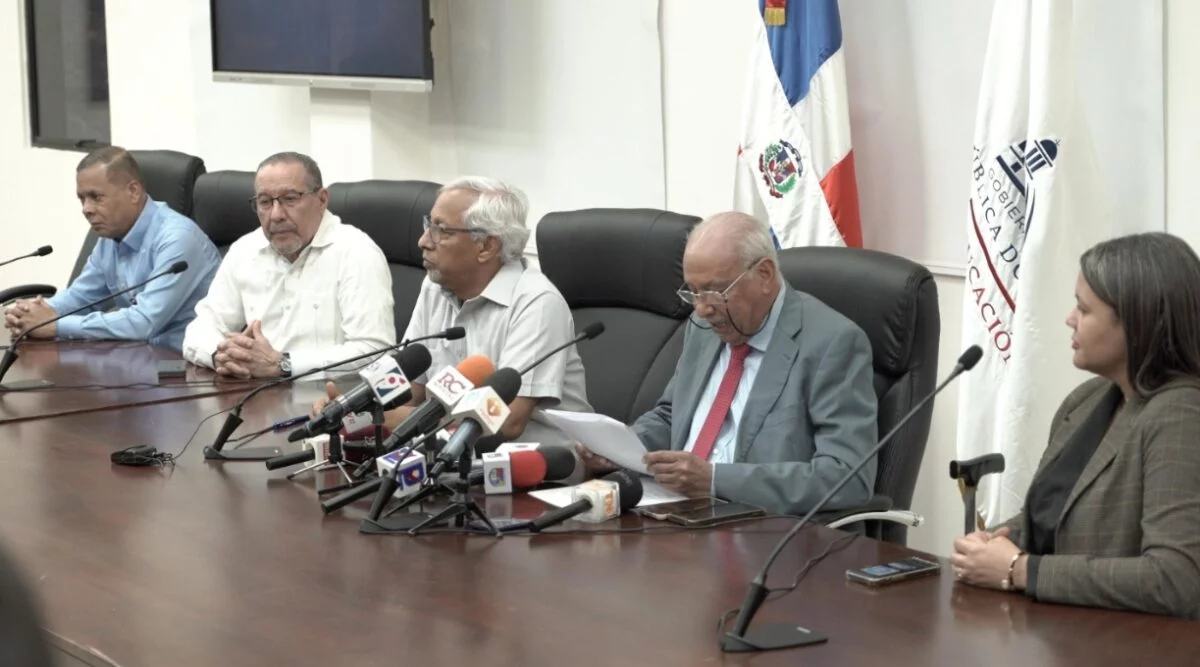 El minisdtro Ángel Hernández habla a la prensa sobre el proceso de evaluación magisterial.