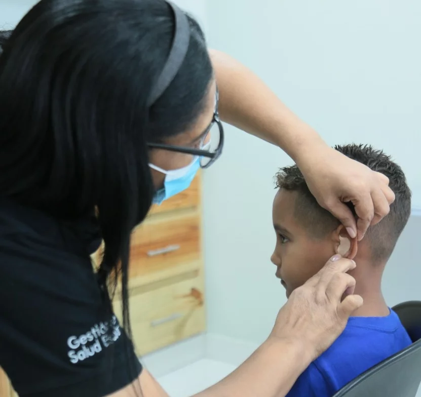 Niños reciben atenciones auditivas y oftálmicas en escuelas.
