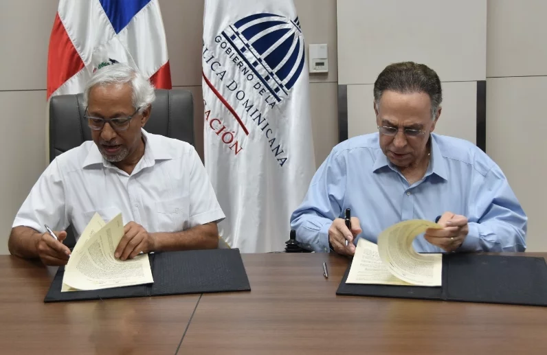 Ángel Hernández y Celso Marranzini durante la firma.