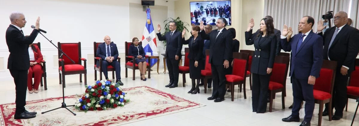 El presidente del Senado, Ricardo de los Santos,   juramentó     a los    miembros del  Pleno de la Junta Central Electoral.   José Francisco,