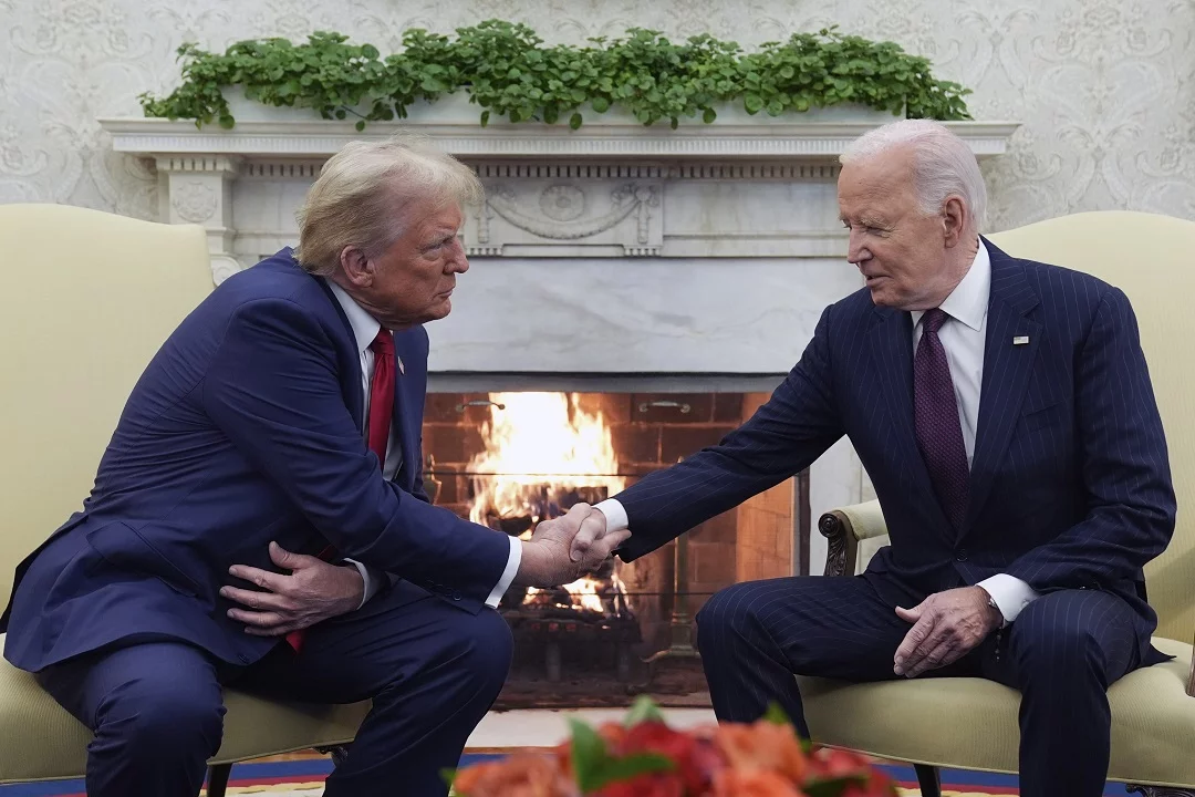 El presidente electo de los Estados Unidos, Donald Trump, y el actual mandatario de la nación, Joe Biden, se reunieron en la oficina Oval de la Casa Blanca. AP