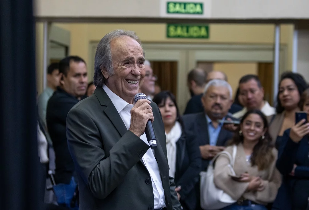 El cantante español Joan Manuel Serrat recibe distinción de Universidad Autónoma de Nuevo León