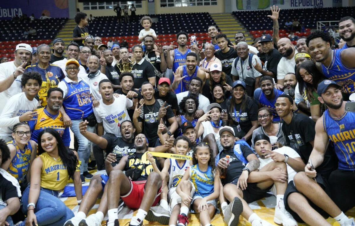 Jugadores del Mauricio Báez celebran junto a sus familiares la copa alcanzada anoche en el TBS. MANOLITO JIMENEZ