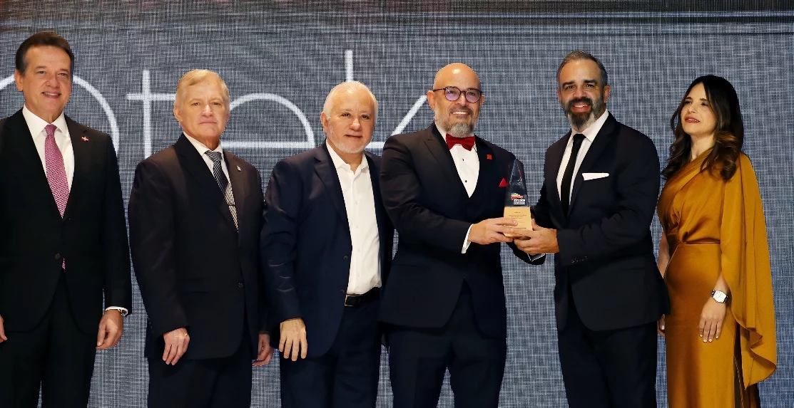 Roberto Rodríguez, CEO de iQtek, recibió el premio.