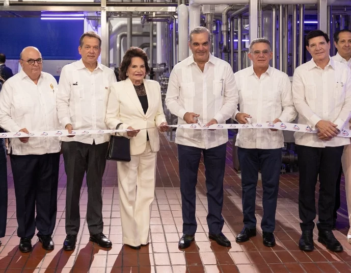 Miembros de la familia Brace, junto al presidente Luis Abinader y funcionarios, realizan el corte de la cinta inaugural.