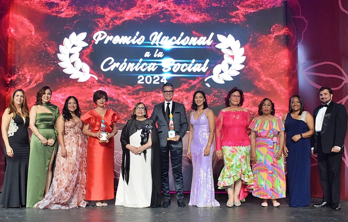 Los ‘Gran Trayectoria’ Jacqueline Ventura y Francisco Sanchís, reconocidos por directiva de la ADCS. En la foto: Denny Peralta, Elizabeth Fondeur, Carol Mueses, Jacqueline Ventura, Mirna Pimentel, Francisco Sanchíz, Johanny Polanco, Cándida Ortega, Zoila Puello, María Isabel Matos y Juan Tomás Guzmán.