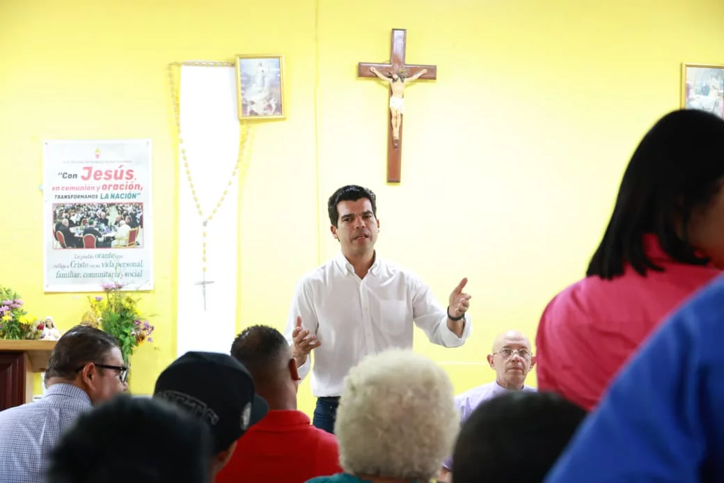 El director ejecutivo de Inapa, Wellington Arnaud, conversó con líderes comunitarios. Fuente externa