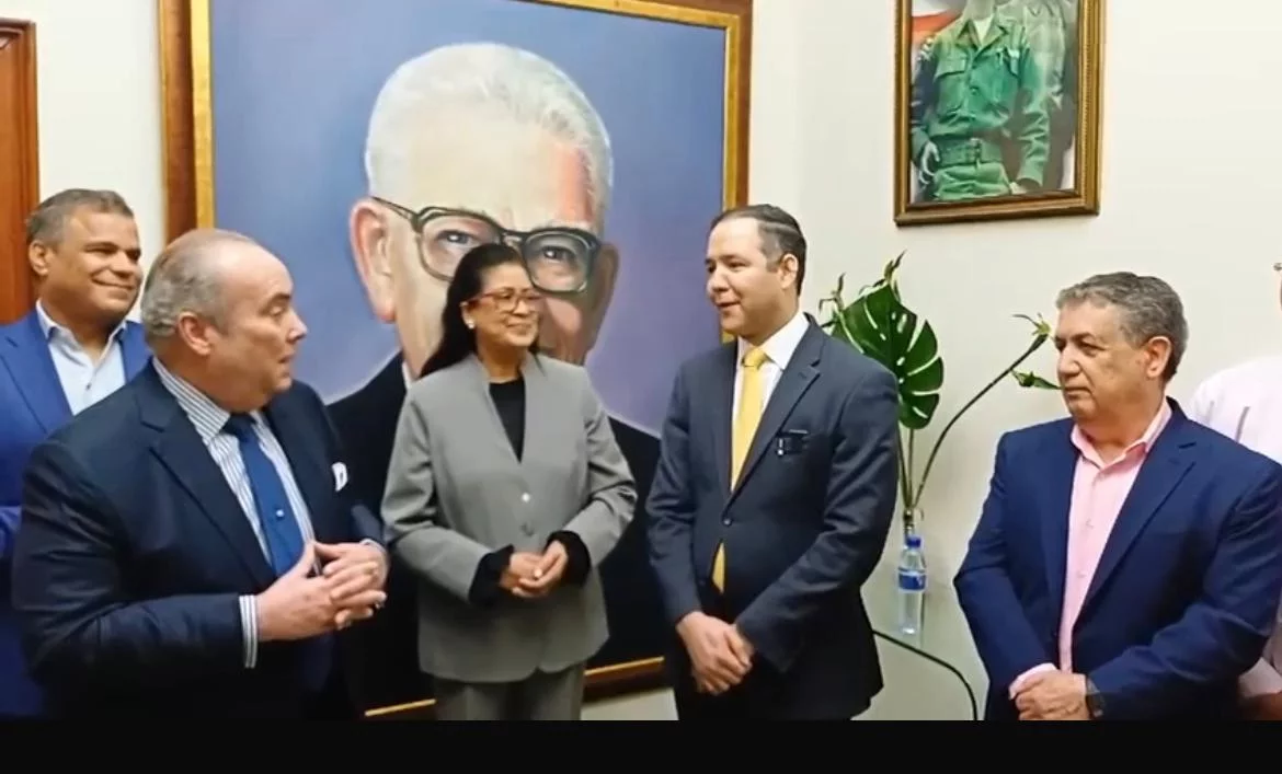 Johnny Pujols estuvo acompañado de otros dirigentes del PLD. Fuente externa
