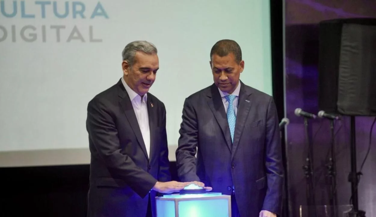 El presidente Abinader con Gómez Mazara en el simbólico encendido de la televisión digital.  José de León