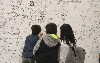 Mural donde los visitantes pueden plasmar su talento.