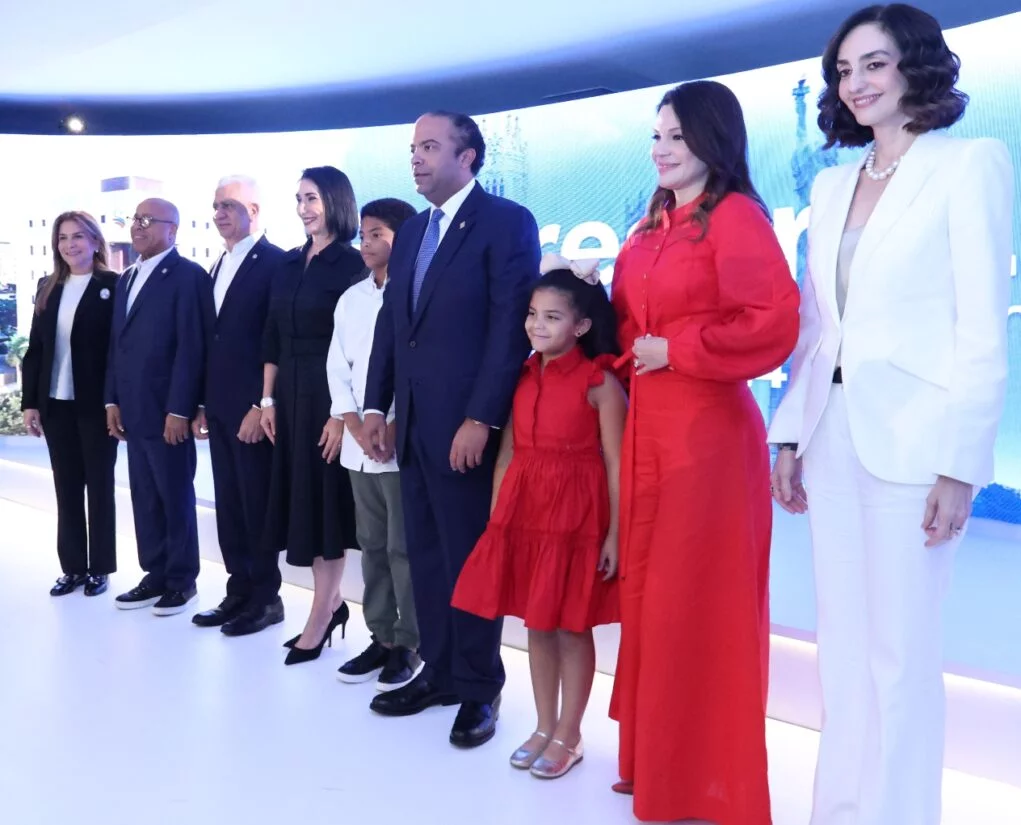 Carolina Mejía, Alfredo Pacheco, Ricardo de los Santos, Raquel Arbaje, Samuel Pereyra,  Noelia García y Rita Abinader.  Duany Nuñez