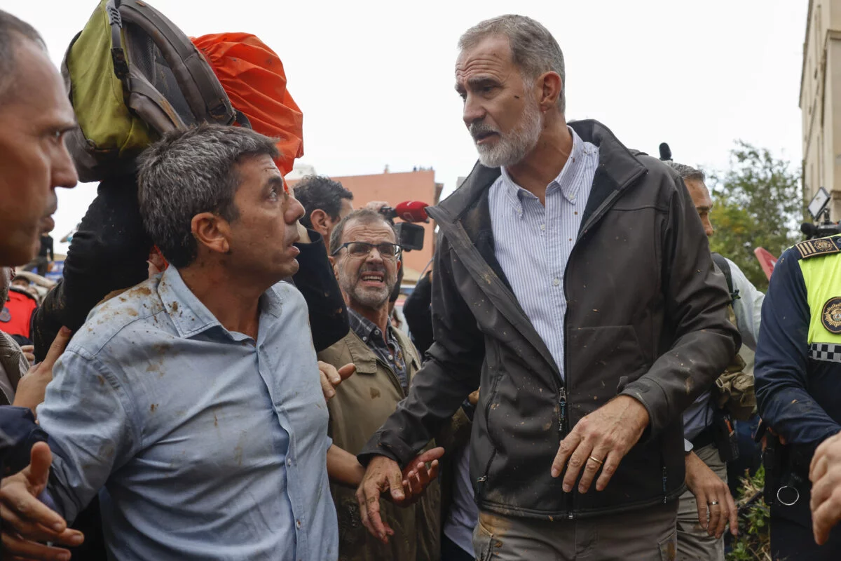 Insultos y lanzamiento de barro a la comitiva de los reyes al llegar al centro de Paiporta