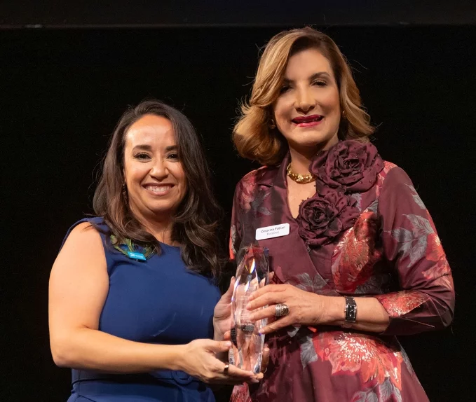 Cesarina Fabián recibe el reconocimiento.