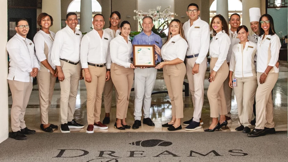 Ejecutivos y colaboradores muestran el reconocimiento.