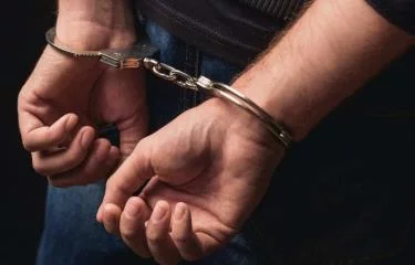 un-hombre-detenido-52708837-focus-0-0-375-240