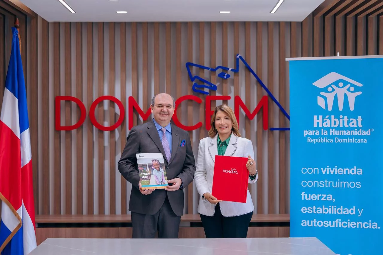1-Adriano Brunetti, administrador delegado de Domicem y Cesarina Fabián, directora Nacional de Hábitat. (1)