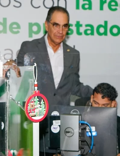 Santiago Hazim mientras conversa con afiliados.