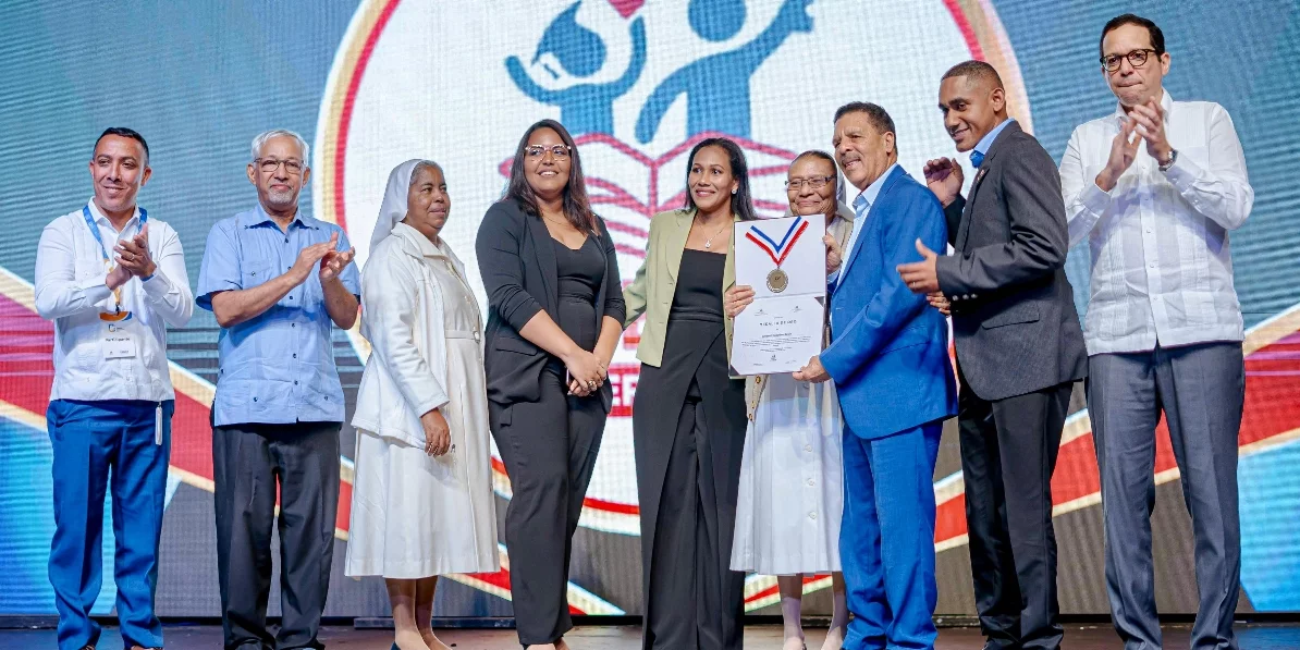 Parte de los ganadores de la medalla de oro al Premio a la Calidad Educativa  2024.