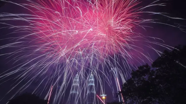 Fuegos artificiales iluminan los cielos para dar la bienvenida al Año Nuevo. Fuente externa