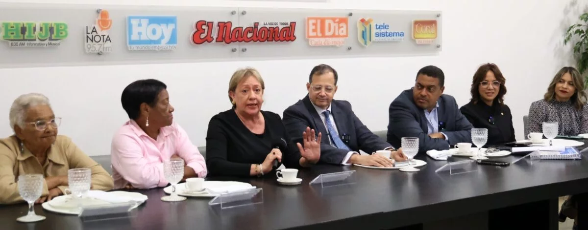 Steven Puig y José P. Monegro  junto a Josefina Navarro y las ganadoras del premio.  José  de León.